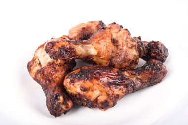 Soya sosunda marine edilmiş sulu ızgara tavuk budu. Diyet yemek.