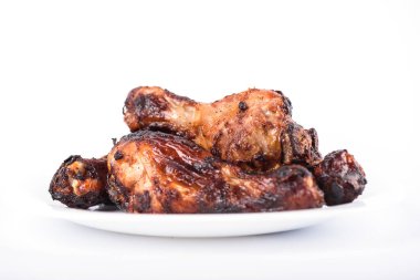 Soya sosunda marine edilmiş sulu ızgara tavuk budu. Diyet yemek. Beyaz arka planda beyaz bir tabakta tavuk budu..