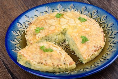 Seçici odaklanma. Peynirli ve dilimli Türk bereği. Türk ulusal mutfağı. Ahşap arkaplan.