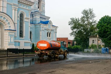 Kaluga Bölgesi, Maloyaroslavets şehri, 25 Haziran 2013: Şehir caddesinde sabahın erken saatlerinde sokak fıskiyesi. Yoldaki toprağı temizler.