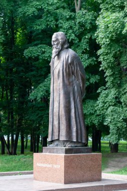 Moskova, Rusya, 15 Haziran 2013. Moskova Dostluk Parkı. Hint şair Rabindranath Tagore 'un anıtı. Gautam Pal anıtının yazarı..