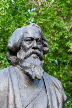 Moskova, Rusya, 15 Haziran 2013. Moskova Dostluk Parkı. Hint şair Rabindranath Tagore 'un anıtı. Gautam Pal anıtının yazarı..