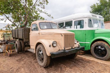 Myshkin, Yaroslavl Bölgesi, Rusya, 01 Ağustos 2013. Retroteknik Müzesi Eski Garaj. GAZ otomobili 1946 'dan 1975' e kadar 51 yıllık üretim.
