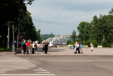 Uglich, Yaroslavl Bölgesi, Rusya, 1 Ağustos 2013. Varsayım Meydanı. Yolcu gemisi olan turistler..