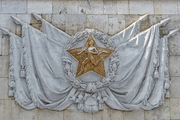 Moscou Russie Juin 2013 Athlète Bas Relief Sur Fond Drapeaux — Photo