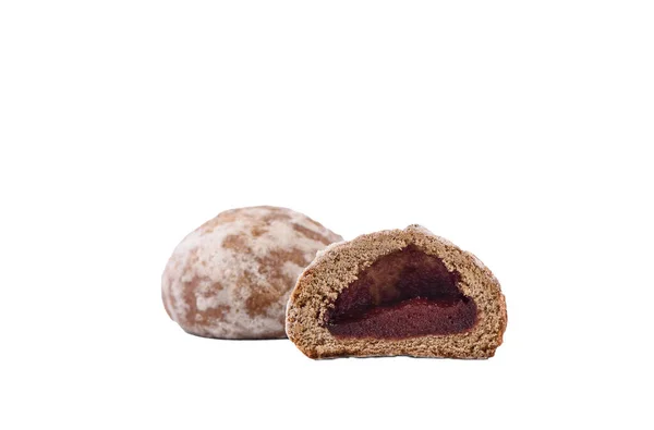 Beyaz arka planda izole edilmiş meyveli zencefilli ekmek. Meyve reçelli zencefilli kek. Boşluğu kopyala.