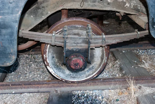 旧铁轮 有弹簧作折旧费 狭窄轨道交通车辆上的铁轮 — 图库照片