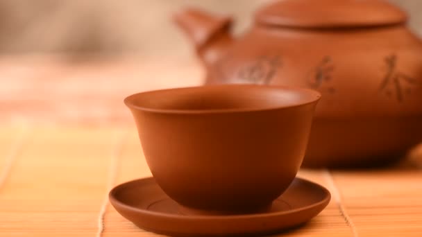 Het gieten van groene Chinese thee in een klei kom. — Stockvideo