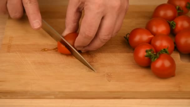 在切菜板上切樱桃西红柿 女人用刀切樱桃西红柿 靠近点 — 图库视频影像