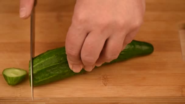 Een Komkommer Snijden Met Een Mes Een Snijplank Een Vrouw — Stockvideo
