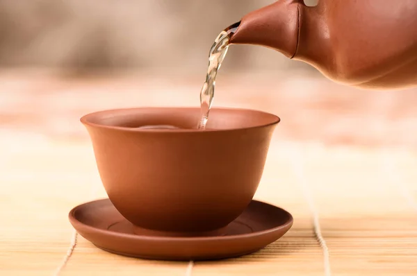 Pouring Green Chinese Tea Clay Bowl Close — Stock Photo, Image