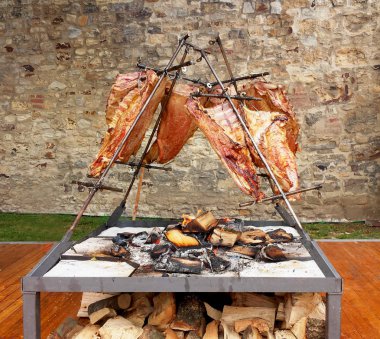 Yangın, Arjantin, Uruguay, Paraguay, Şili ve Brezilya geleneksel çanak Asado kızartma barbekü et