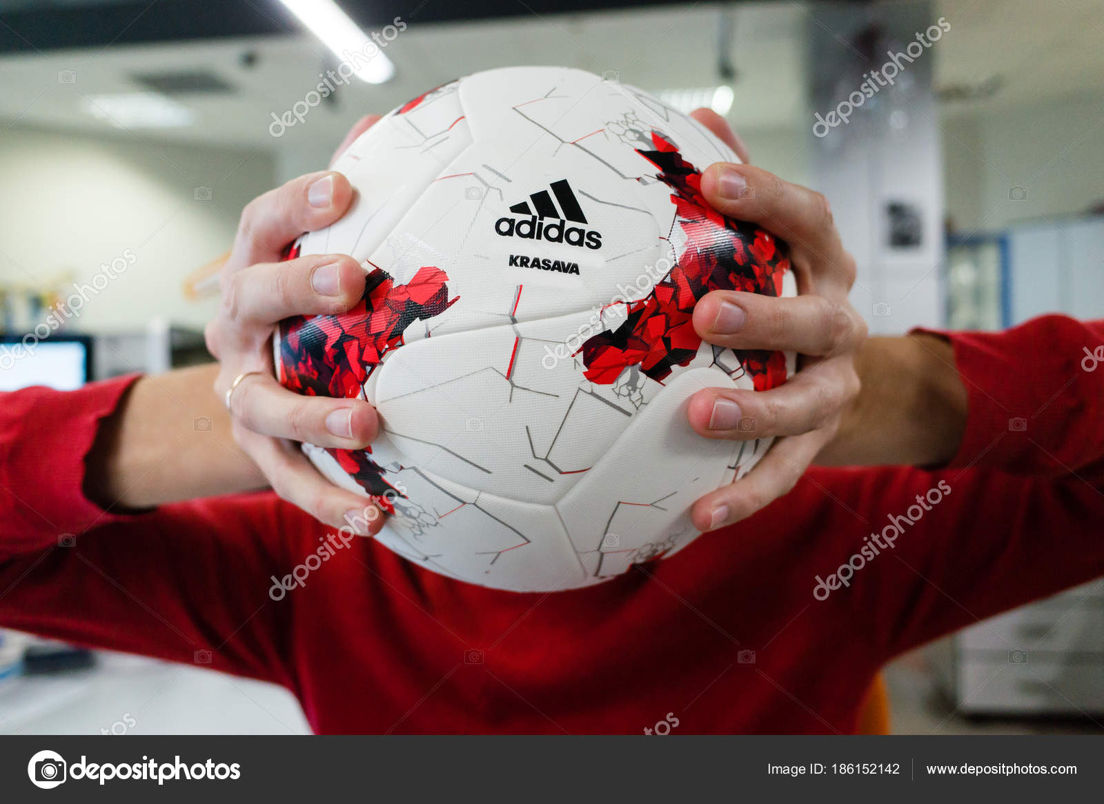 Trafik vejkryds bus September 2017 Moscow Russia Young Man Holding Official Ball 2018 – Stock  Editorial Photo © qwer230586@yandex.ru #186152142
