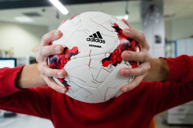 14 Eylül 2017. Moskova, Rusya bir genç adam 2018 FIFA Dünya Kupası Adidas Krasava resmi top tutan 