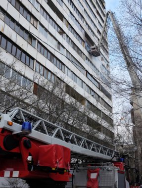 Siyah duman çok öykülü apartmanda yangın. 