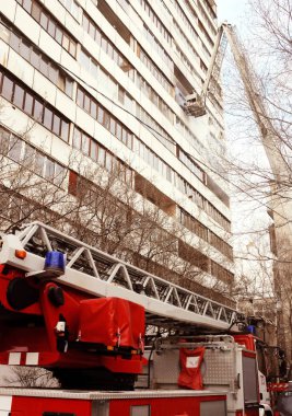 Siyah çok öykülü apartman içinde duman ile ateş. Tonda