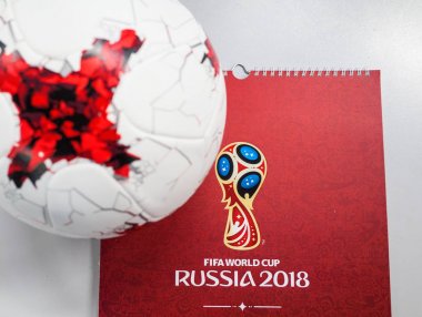 14 Eylül 2017. Moskova, Rusya Dünya Kupası 2018 sembolleri ile 2018 FIFA Dünya Kupası Adidas Krasava ve bir takvim resmi topu