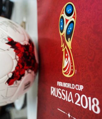 14 Eylül 2017. Moskova, Rusya Dünya Kupası 2018 sembolleri ile 2018 FIFA Dünya Kupası Adidas Krasava ve bir takvim resmi topu