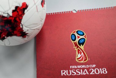 14 Eylül 2017. Moskova, Rusya Dünya Kupası 2018 sembolleri ile 2018 FIFA Dünya Kupası Adidas Krasava ve bir takvim resmi topu