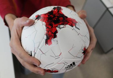 14 Eylül 2017. Moskova, Rusya bir genç adam 2018 FIFA Dünya Kupası Adidas Krasava resmi top tutan 