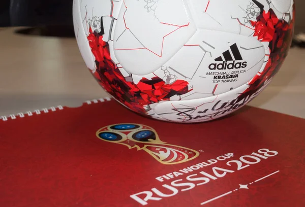 2017年9月14日 莫斯科 俄罗斯官方球2018世界杯阿迪达斯 Krasava 和一个日历与世界杯的标志2018 — 图库照片