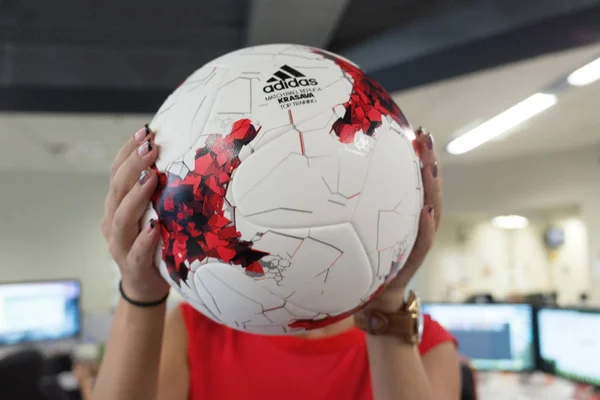 Setembro 2017 Moscou Rússia Uma Jovem Segurando Bola Oficial Copa — Fotografia de Stock