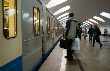 16 Ekim 2017 Moskova, Rusya yolcu bir Moskova Metro istasyonları bir tren bekliyor..