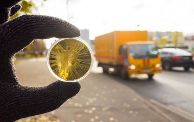 Otomobil trafik zemin üzerine altın bitcoin