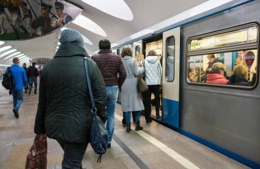 16 Ekim 2017 Moskova, Rusya yolcu bir Moskova Metro istasyonları bir tren bekliyor..