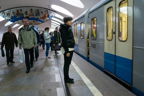 Octubre 2017 Moscú Rusia Los Pasajeros Esperan Tren Una Las — Foto de Stock