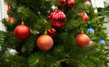 Bir ağaç yeşil dallar yılbaşı oyuncakları