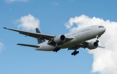 Arka plan mavi gökyüzü ve beyaz bulutlar uçakta.