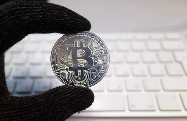 Finger Schwarzen Handschuhen Halten Eine Silberne Bitcoin Auf Dem Tastaturhintergrund — Stockfoto