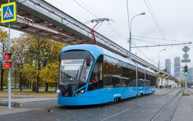 Cityscape zemin üzerine mavi elektrikli tramvay.