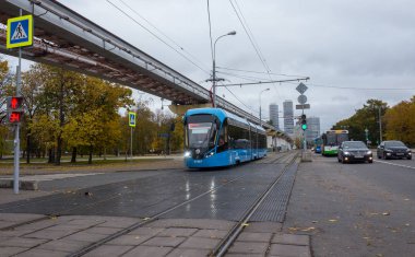 16 Ekim 2017 Moskova, Rusya mavi elektrikli tramvay cityscape arka plan üzerinde.
