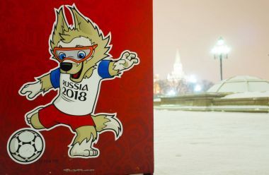 8 Aralık 2017 Moskova, Rusya. FIFA Dünya Kupası 2018 kurt modacı Meydanı Moskova'Zabivaka resmi maskotu.