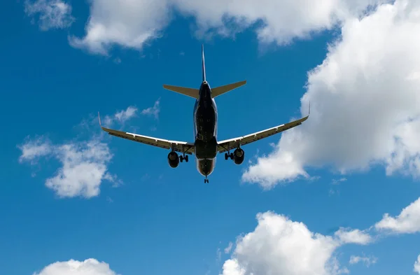 Avião Fundo Céu Azul Nuvens Brancas — Fotografia de Stock