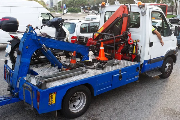 Gebroken Scooter Wordt Meegenomen Door Sleepwagen — Stockfoto