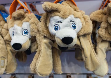 14 Aralık 2017 Moskova, Rusya, yumuşak oyuncaklar 2018 FIFA Dünya Kupası Zabivaka kurt resmi deposundaki resmi maskotu şeklinde.