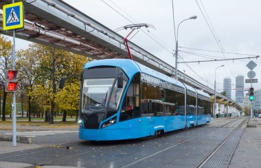 16 Ekim 2017 Moskova, Rusya mavi elektrikli tramvay cityscape arka plan üzerinde.