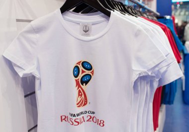 14 Aralık 2017 Dünya Kupası 2018 resmi deposundaki T-shirt üzerinde Moskova, Rusya, semboller.
