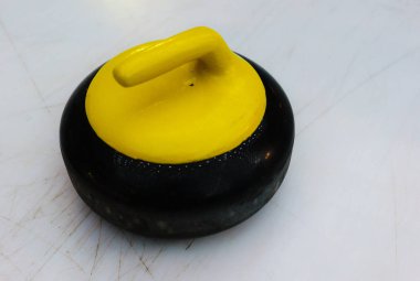 Curling oyun için sarı taş.