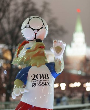 9 Aralık 2017 Moskova, Rusya. FIFA Dünya Kupası 2018 kurt modacı Meydanı Moskova'Zabivaka resmi maskotu.