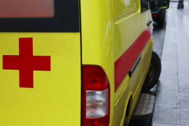 Kızıl Haç sarı ambulans arabalar