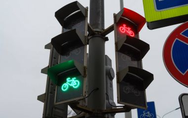 Meşgul bir kesişme noktalarında bisikletçiler için bir trafik ışığı.