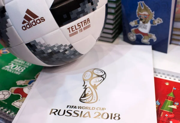 2017年12月14日莫斯科 俄罗斯国际足联世界杯2018阿迪达斯通讯卫星18的正式球和世界杯的象征意义 — 图库照片