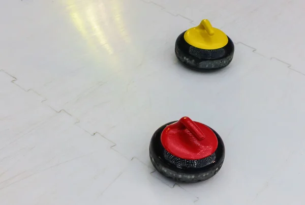 Gula Och Röda Stenar För Spel Curling — Stockfoto