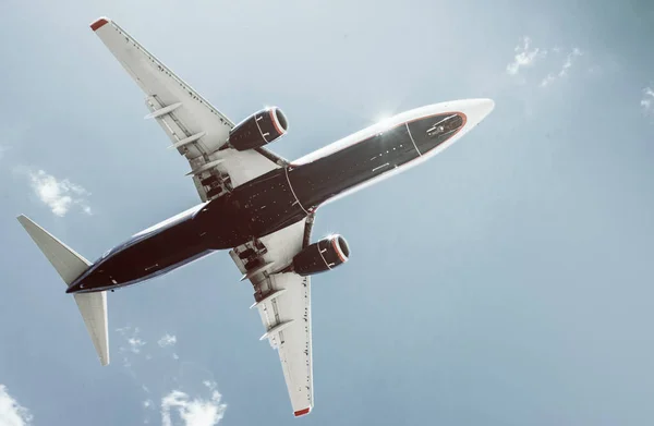 Avião Fundo Céu Azul Nuvens Brancas — Fotografia de Stock