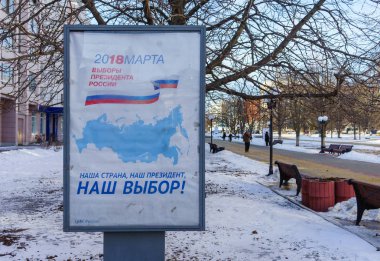 7 Şubat 2018. Orel, Rusya Federasyonu A poster Orel bir sokakta Rusya Federasyonu Başkanı seçim hakkında bilgi.