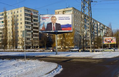 7 Şubat 2018. Orel, Rusya Federasyonu A afiş Rusya Devlet Başkanı Vladimir Putin seçim Orel bir sokakta adayı destek.